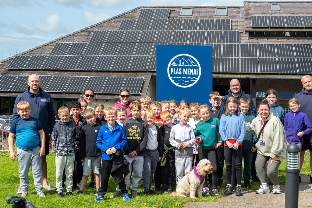 Photo of the crew from Ysgol Maesincla outside Plas Menai.